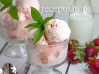 Клубничное мороженое с кусочками ягод