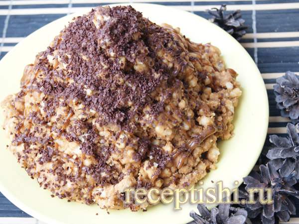 Торт «Муравейник» с орехами, сгущёнкой и изюмом: рецепт - Лайфхакер