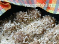 Тефтели-ёжики с рисом в сметанном соусе