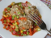 Тефтели с рисом и овощами в сковороде